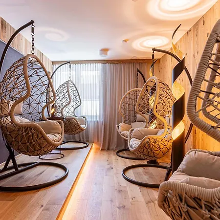 Modern With 2 Bedrooms In Apartment